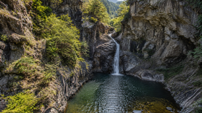 cheorwon-sambuyeon-falls-main 철원 삼부연폭포의 화강암 절벽과 깊은 폭호