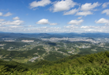 춘천 대룡산 제2활공장, 차로 고지대까지 올라 춘천 시가지 내려다보는 여름 전망 명소 춘천 대룡산 고지대에서 내려다본 춘천 시가지와 산 능선