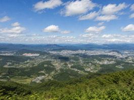 춘천 대룡산 고지대에서 내려다본 춘천 시가지와 산 능선