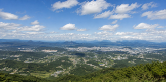 춘천 대룡산 제2활공장, 차로 고지대까지 올라 춘천 시가지 내려다보는 여름 전망 명소 춘천 대룡산 고지대에서 내려다본 춘천 시가지와 산 능선