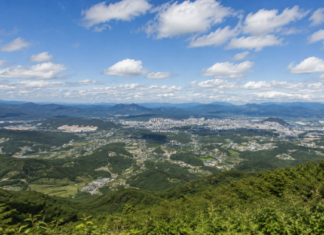 춘천 대룡산 제2활공장, 차로 고지대까지 올라 춘천 시가지 내려다보는 여름 전망 명소 춘천 대룡산 고지대에서 내려다본 춘천 시가지와 산 능선