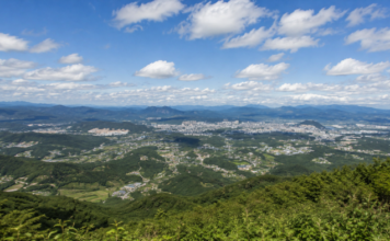 춘천 대룡산 제2활공장, 차로 고지대까지 올라 춘천 시가지 내려다보는 여름 전망 명소 춘천 대룡산 고지대에서 내려다본 춘천 시가지와 산 능선