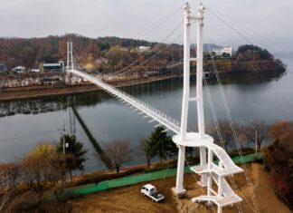 푸른 의암호 위를 길게 가로지르는 춘천사이로248 출렁다리