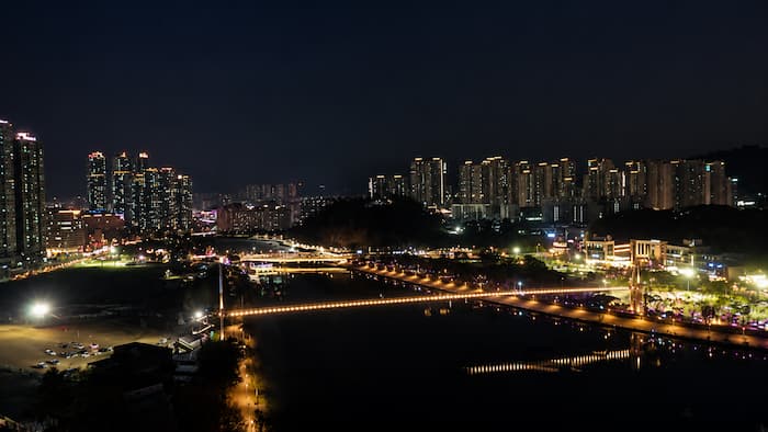 춘천 도심 불빛과 의암호 수변이 함께 보이는 야경
