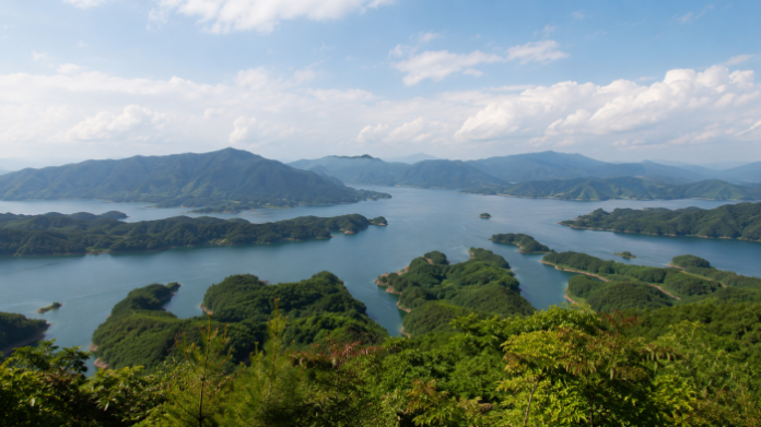 chungju-agobong-chungjuho-panorama 충주 악어봉에서 내려다본 충주호와 악어 형상의 산자락
