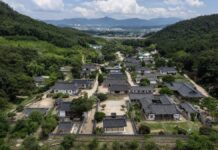 대구 옻골마을, 비가 오면 돌담 색이 달라진다…350년 숲 뒤 400년 고택 20채 산자락 사이에 한옥과 돌담이 모여 있는 대구 옻골마을 전경