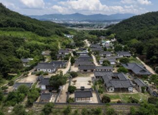 산자락 사이에 한옥과 돌담이 모여 있는 대구 옻골마을 전경