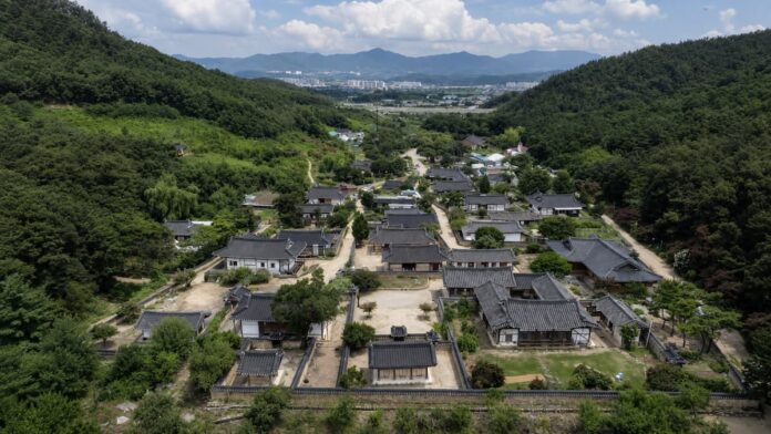 daegu-otgol-village-aerial-main 산자락 사이에 한옥과 돌담이 모여 있는 대구 옻골마을 전경