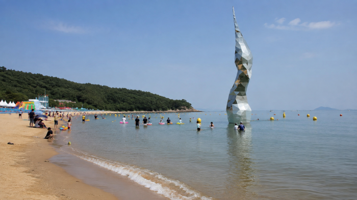 당진 왜목마을 해수욕장 새빛왜목 조형물과 물놀이 풍경