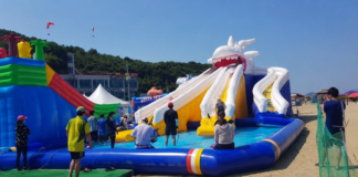 당진 왜목마을 워터파크, 8월 23일까지 어린이 무료 해변 물놀이장 운영 당진 왜목마을 해수욕장 대형 에어바운스 워터슬라이드
