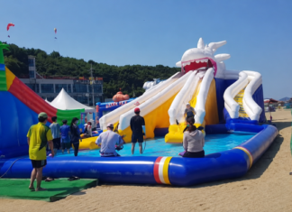 당진 왜목마을 워터파크, 8월 23일까지 어린이 무료 해변 물놀이장 운영 당진 왜목마을 해수욕장 대형 에어바운스 워터슬라이드