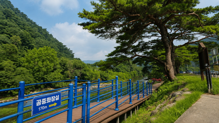 단양 남천계곡을 따라 이어지는 푸른 난간 산책로