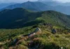 덕유산 향적봉, 해발 1,614m인데 정상까지 600m…곤도라 타고 오르는 고산 절경 덕유산 향적봉에서 바라본 여름 능선과 고산 탐방로