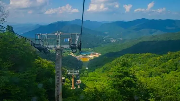 덕유산 향적봉 정상석과 산 능선