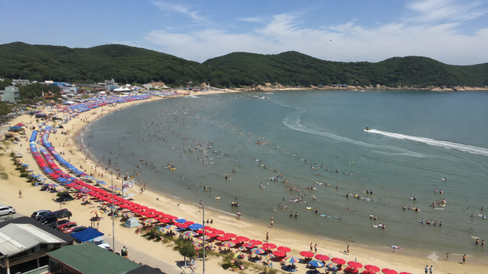 여름 피서객이 찾은 인천 을왕리해수욕장