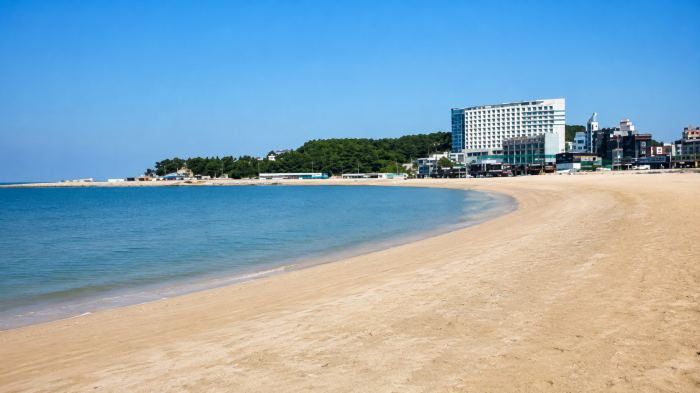 을왕리해수욕장의 넓은 백사장과 잔잔한 서해