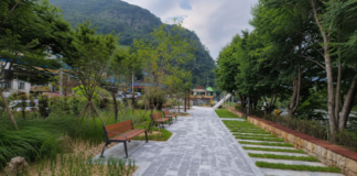춘천 강촌 물깨말정원의 포장 산책로와 벤치