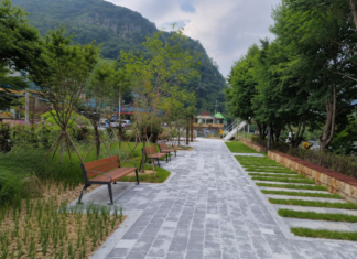 춘천 강촌 물깨말정원의 포장 산책로와 벤치