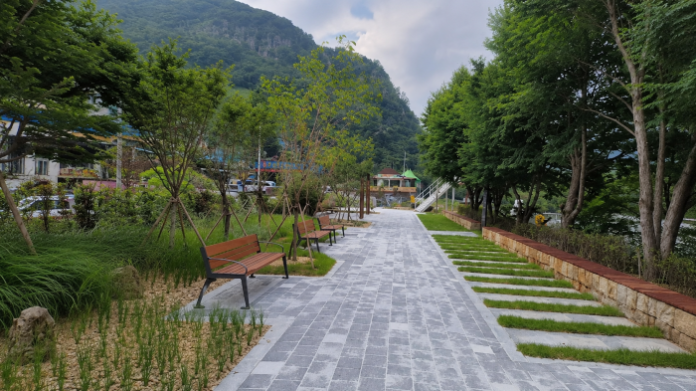 gangchon-mulkkaemal-garden-walking-path-01 춘천 강촌 물깨말정원의 포장 산책로와 벤치