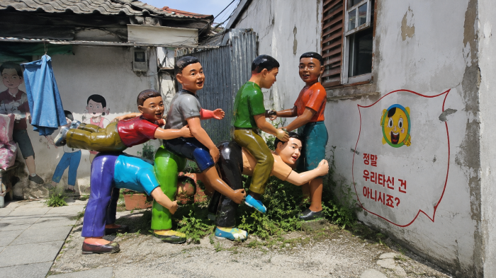 교동도 대룡시장 골목의 옛 생활상 조형물