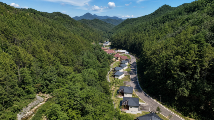 geumsan-national-recreation-forest-aerial-view-01 울창한 산림 계곡에 자리한 국립금산자연휴양림 숙박동 전경