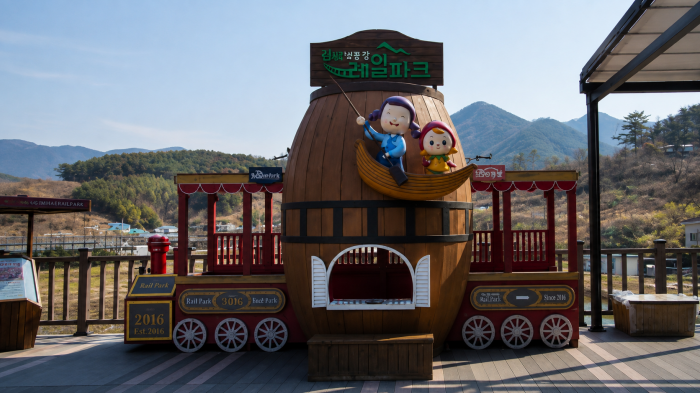 김해낙동강레일파크 레일바이크 승강장과 철교 입구