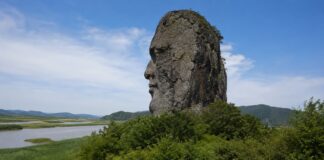 고창 병바위 사람 얼굴처럼 보이는 높이 35m 기암
