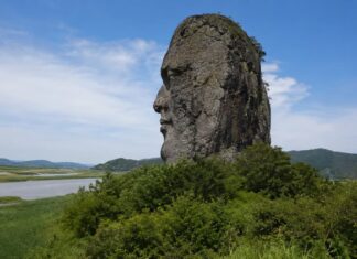고창 병바위, 35m 호리병이 사람 얼굴로 바뀐다…두암초당까지 1.8km 고창 병바위 사람 얼굴처럼 보이는 높이 35m 기암