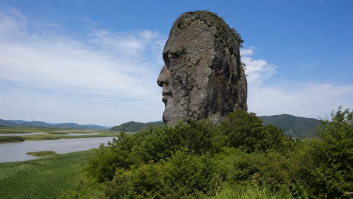 gochang-byeongbawi-35m-face-rock 고창 병바위 사람 얼굴처럼 보이는 높이 35m 기암
