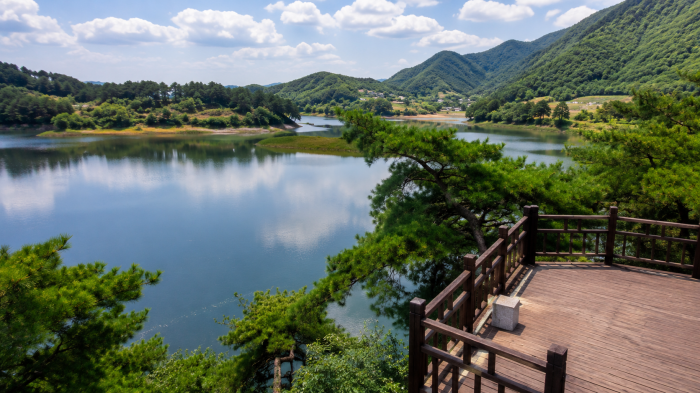 괴산호와 산 능선을 바라보는 산막이옛길 일대 목재 전망 공간