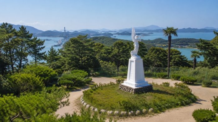 고흥 소록도 중앙공원의 흰색 기념조형물과 숲길