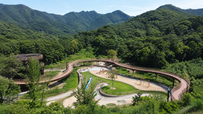 공주 갑사마루 생태모험놀이터와 원형 전망 구조