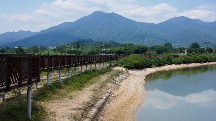 공주 갑사에서 바라본 계룡산 능선과 암봉