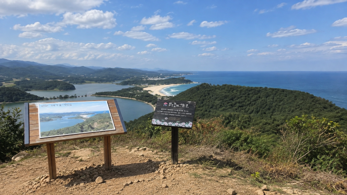 응봉 전망지에서 바라본 화진포호와 화진포해변