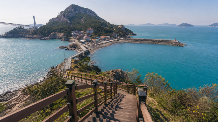 군산 대장도 마을로 내려가는 목재 계단과 바다 풍경