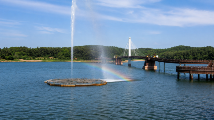 gunsan-eunpa-lake-fountain-mulbit-bridge 군산 은파호수공원 음악분수와 물빛다리 여름 풍경