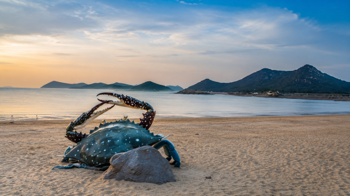 군산 선유도해수욕장과 꽃게 조형물 너머 고군산군도