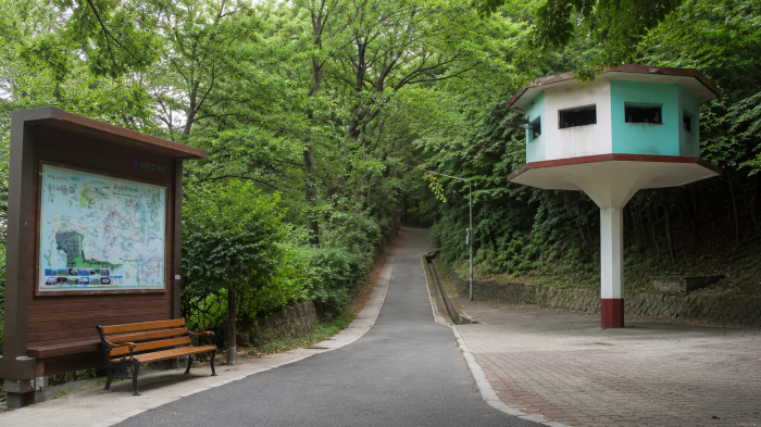 군산 월명공원 숲길 입구와 안내판
