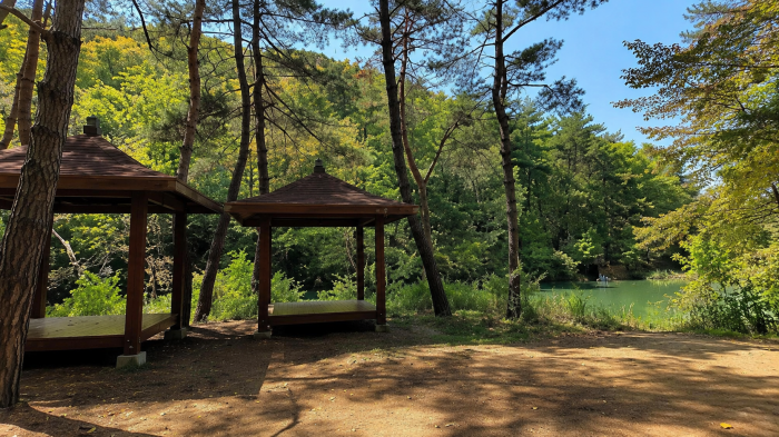 군위 화산산성 숲속 정자와 연못 쉼터