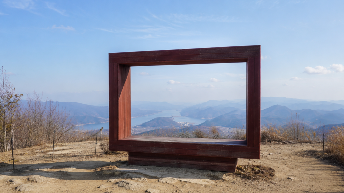 군위 화산산성 전망대 액자 포토존과 군위댐 풍경