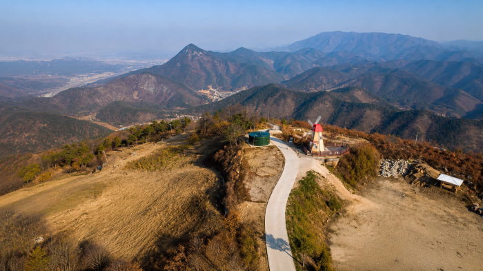 군위 화산마을 능선과 풍차전망대, 산악 전경