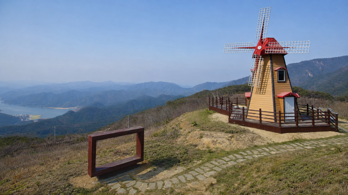 군위 화산산성 풍차전망대와 군위댐 조망