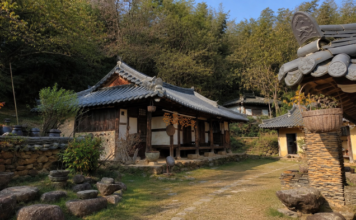 구례 쌍산재 한옥과 돌담 장독이 어우러진 전통 정원