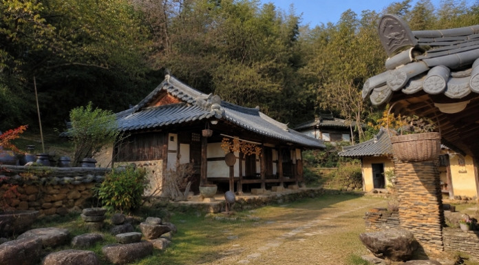 구례 쌍산재, 1만원 내고 들어가는 300년 고택…대나무숲 지나면 정원이 또 열린다 구례 쌍산재 한옥과 돌담 장독이 어우러진 전통 정원
