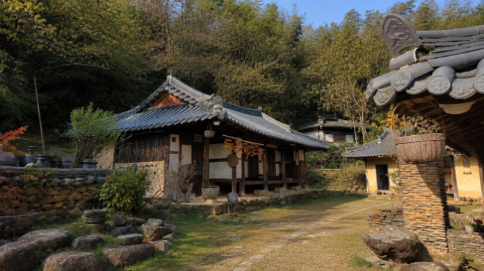 구례 쌍산재 한옥과 돌담 장독이 어우러진 전통 정원