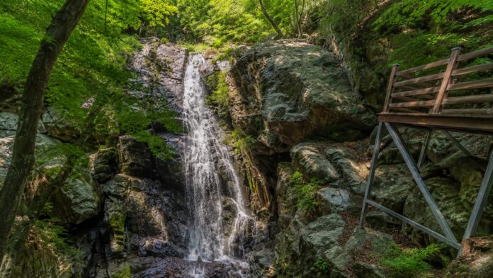 gwangyang-eochi-valley-gusi-waterfall-main 울창한 백운산 숲과 암벽 사이로 떨어지는 광양 어치계곡 구시폭포