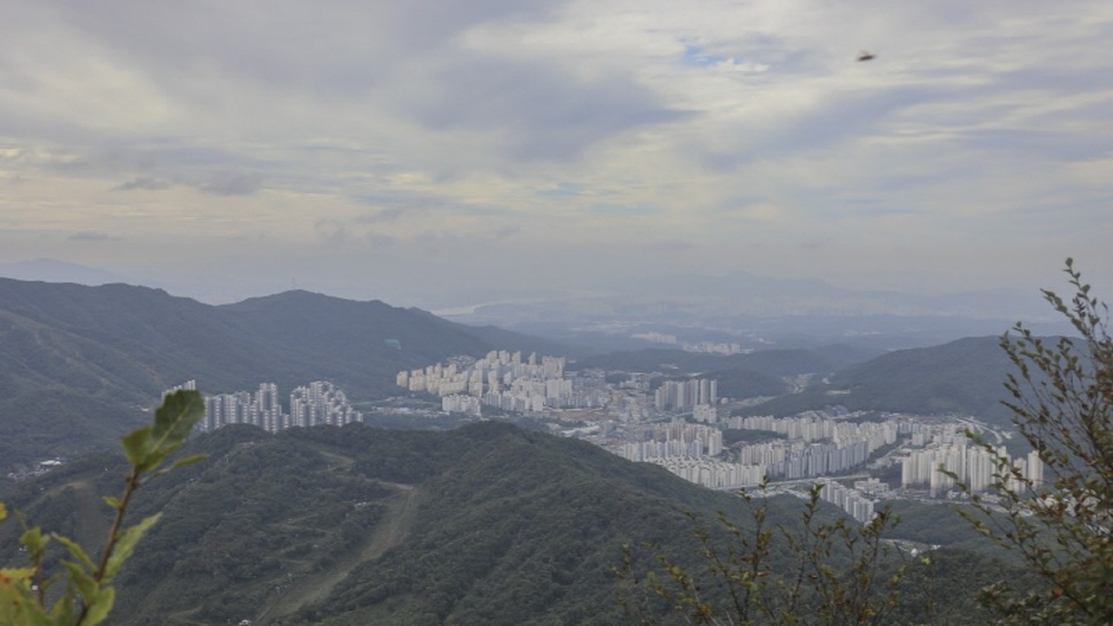 천마산 정상 부근에서 내려다본 남양주 시가지와 산줄기