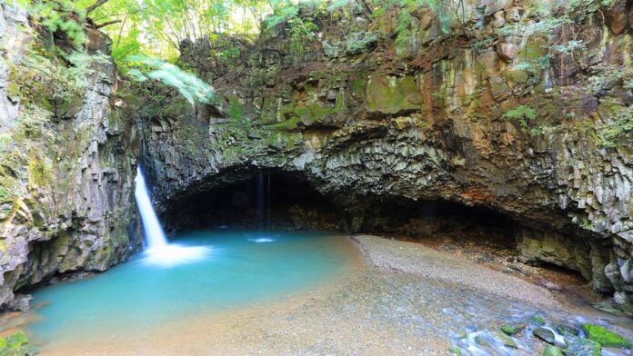 gyeonggi-06-hantangang-jaein-waterfall 현무암 주상절리 절벽과 청록빛 물이 어우러진 재인폭포