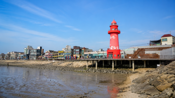 gyeonggi-west-coast-oido-red-lighthouse-main 시흥 오이도 갯벌과 해안 산책로에 세워진 빨간등대