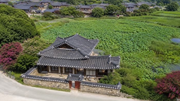 연꽃 연못과 배롱나무에 둘러싸인 경주 이요당 항공 전경